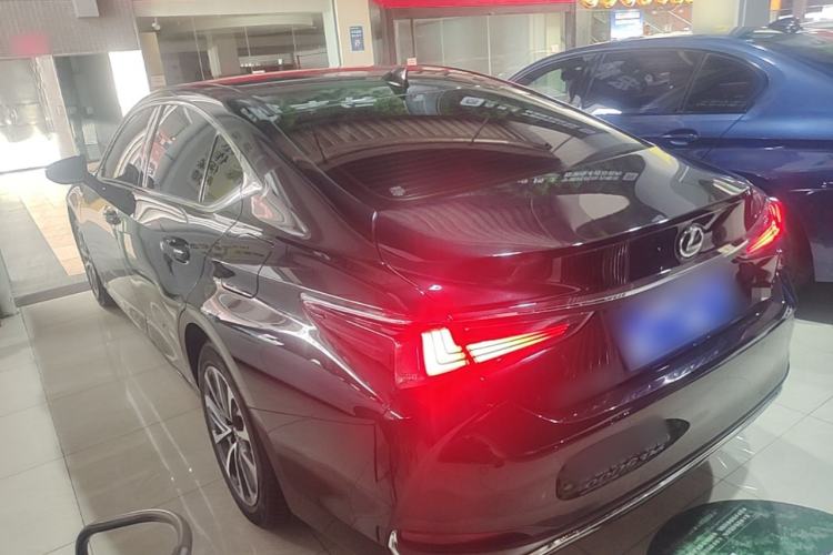 Used Lexus ES 2024 200 Premium Edition Rear Left 45 Deg