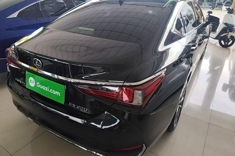 Used Lexus ES 2024 200 Premium Edition Rear Right 45 Deg