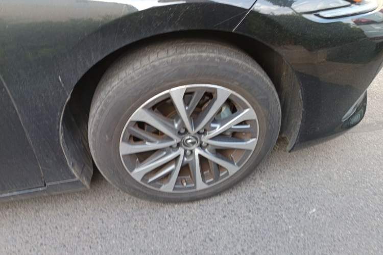 Used Lexus ES 2024 200 Premium Edition Right Front Wheel Hub