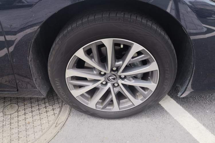 Used Lexus ES 2024 200 Premium Edition Right Front Wheel Hub