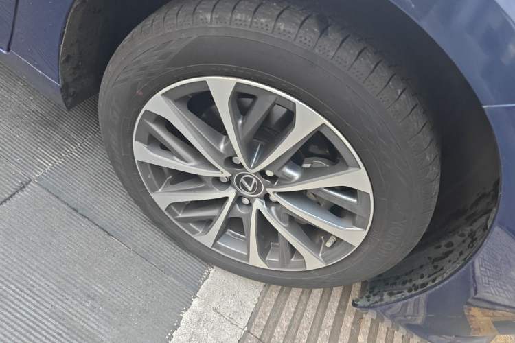 Used Lexus ES 2024 200 Premium Edition Right Front Wheel Hub