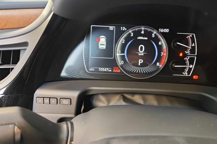 Used Lexus ES 2024 200 Premium Edition Odometer Close Up