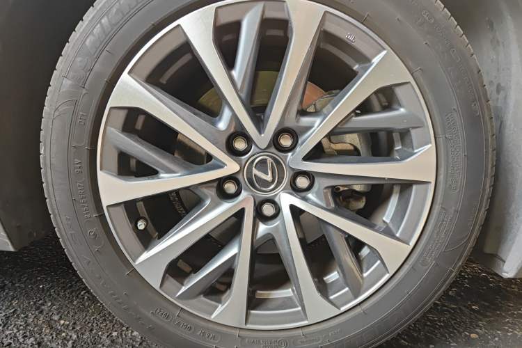 Used Lexus ES 2024 200 Premium Edition Right Front Wheel Hub