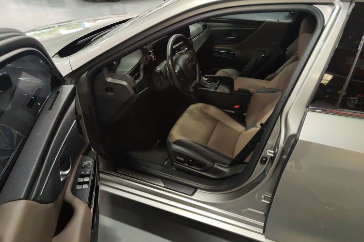 Used Lexus ES 2024 200 Premium Edition Driver Seat