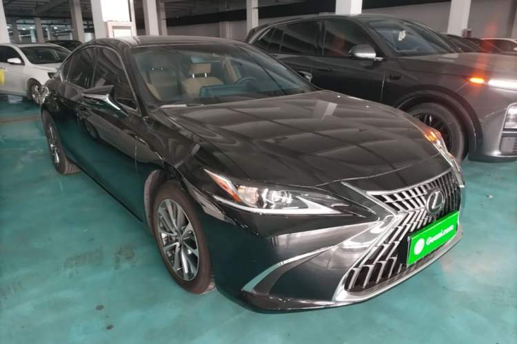 Used Lexus ES 2024 200 Premium Edition Front Right 45 Deg