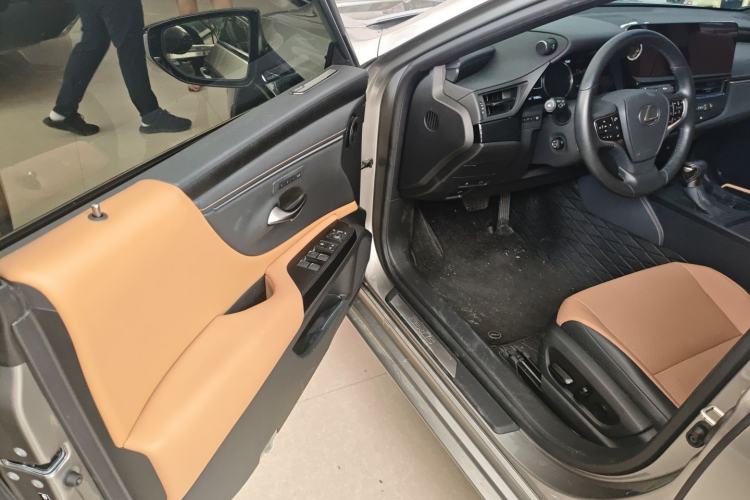 Used Lexus ES 2024 200 Premium Edition Interior 5