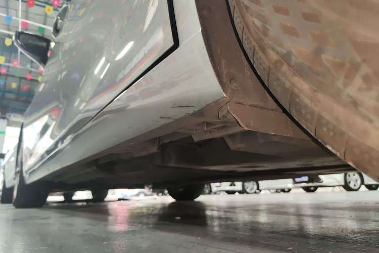 Used Lexus ES 2024 200 Premium Edition Left Side Sill