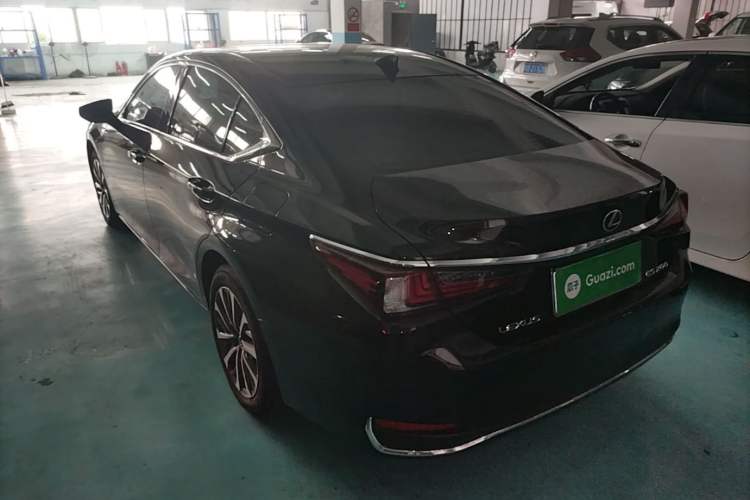 Used Lexus ES 2024 200 Premium Edition Rear Left 45 Deg