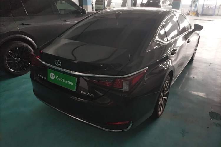 Used Lexus ES 2024 200 Premium Edition Rear Right 45 Deg