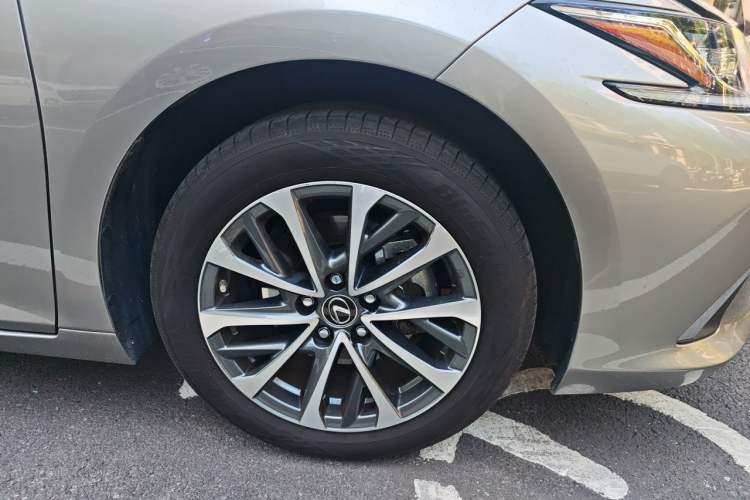 Used Lexus ES 2024 200 Premium Edition Right Front Wheel Hub