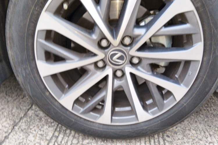 Used Lexus ES 2024 200 Premium Edition Right Front Wheel Hub
