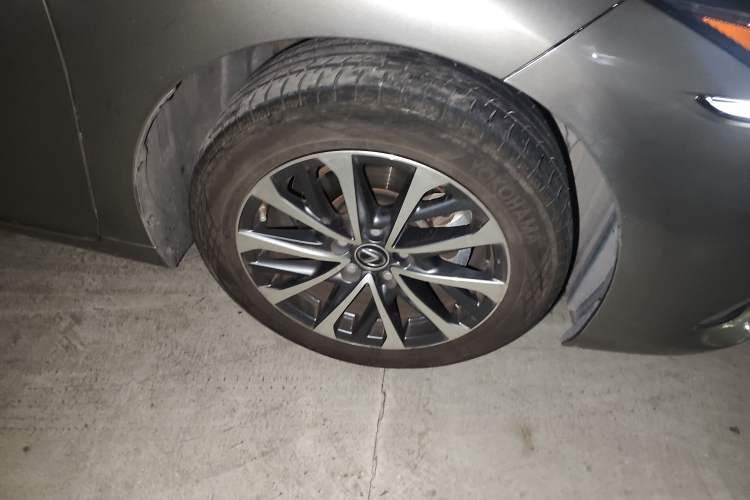 Used Lexus ES 2024 200 Premium Edition Right Front Wheel Hub