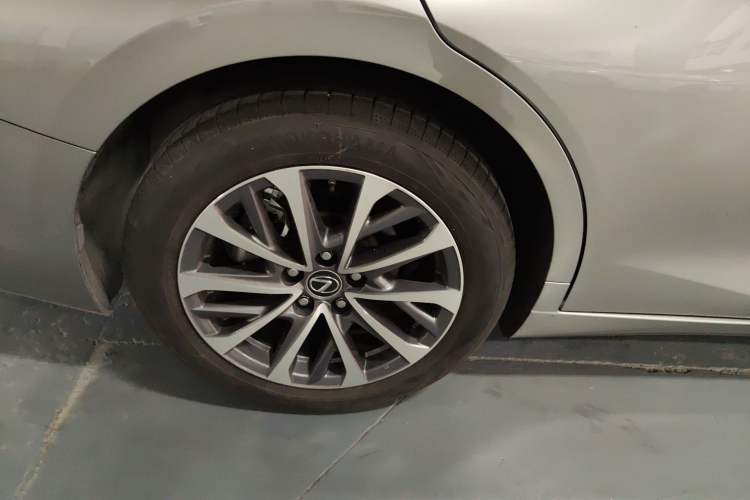 Used Lexus ES 2024 200 Premium Edition Right Rear Wheel Hub