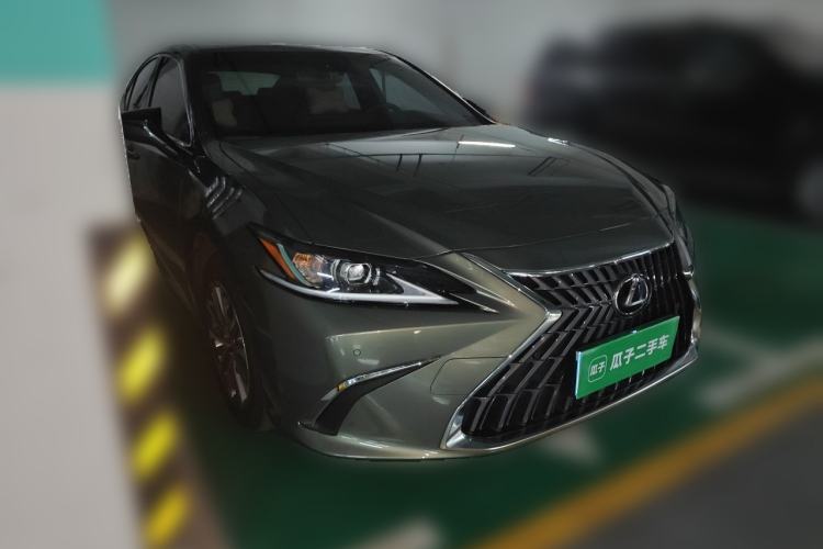 Used Lexus ES 2024 200 Premium Edition Front Right 45 Deg