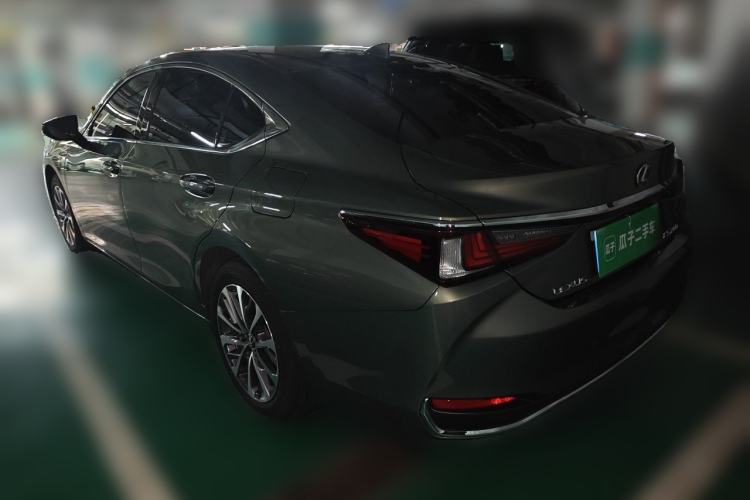 Used Lexus ES 2024 200 Premium Edition Rear Left 45 Deg