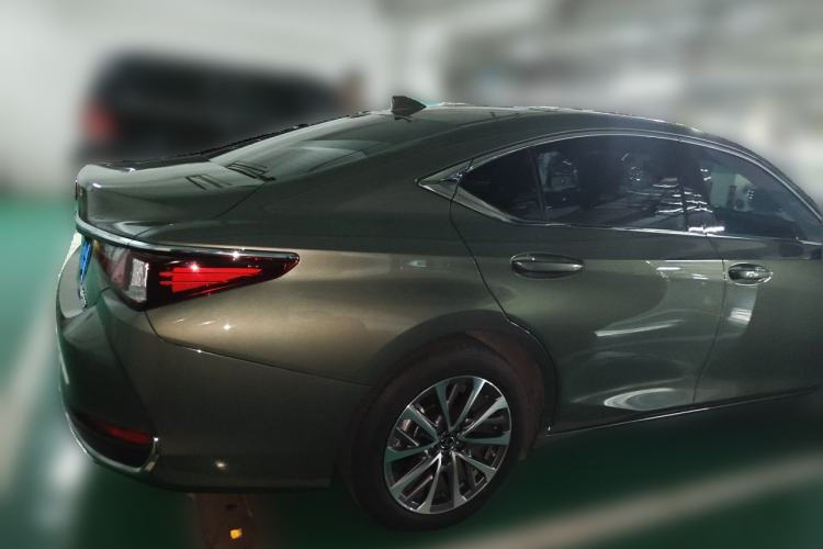 Used Lexus ES 2024 200 Premium Edition Rear Right 45 Deg
