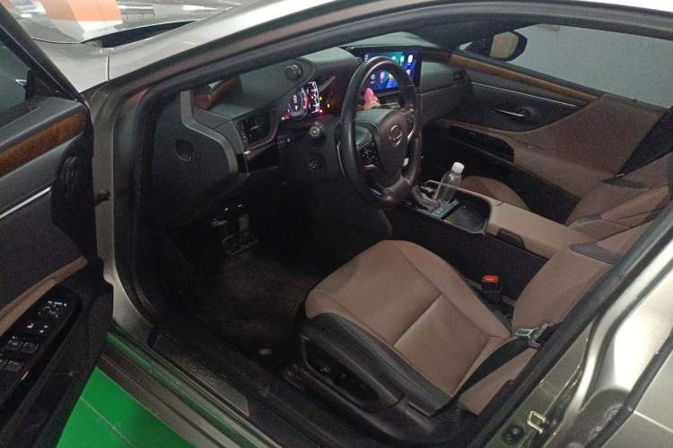 Used Lexus ES 2024 200 Premium Edition Driver Seat
