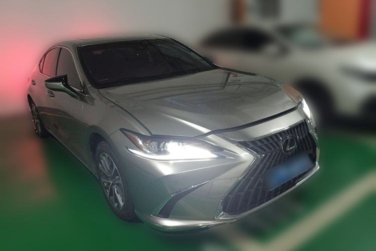 Used Lexus ES 2024 200 Premium Edition Front Right 45 Deg