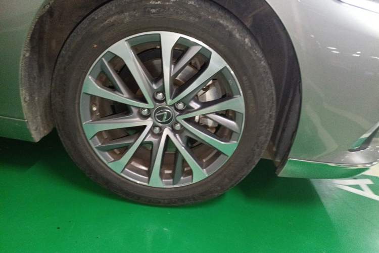Used Lexus ES 2024 200 Premium Edition Right Front Wheel Hub