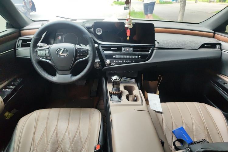 Used Lexus ES 2024 200 Premium Edition Center Console