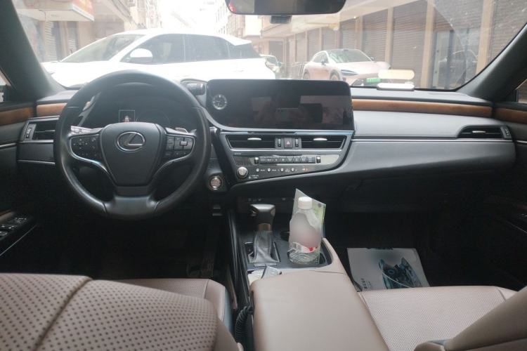 Used Lexus ES 2024 200 Premium Edition Center Console