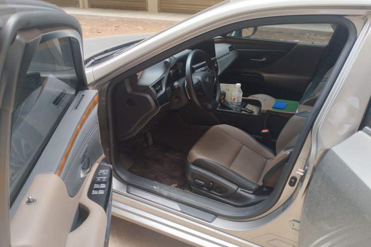 Used Lexus ES 2024 200 Premium Edition Driver Seat