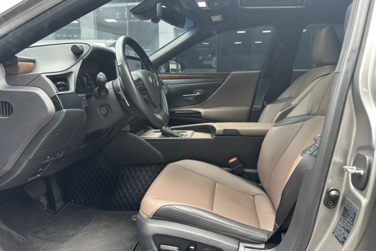 Used Lexus ES 2024 200 Premium Edition Interior 4