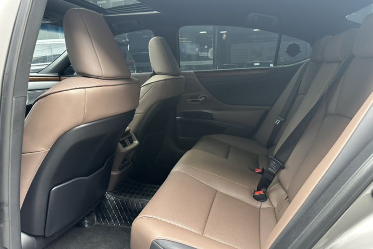 Used Lexus ES 2024 200 Premium Edition Interior 5