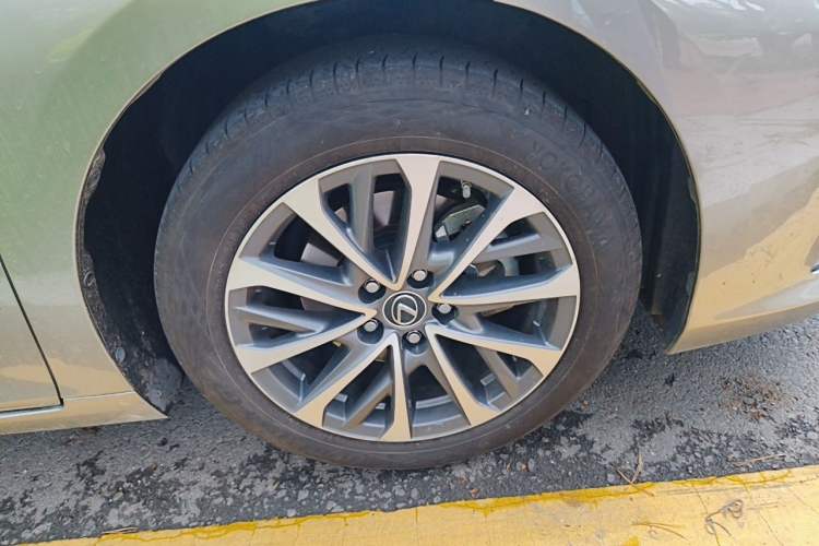 Used Lexus ES 2024 200 Premium Edition Right Front Wheel Hub