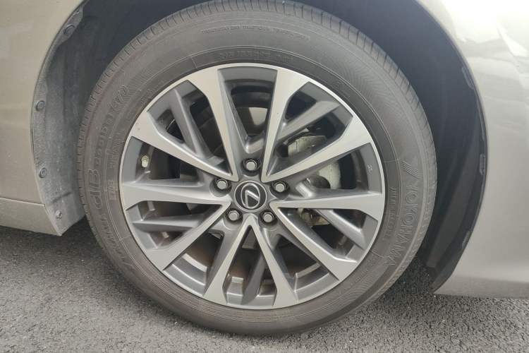 Used Lexus ES 2024 200 Premium Edition Right Front Wheel Hub