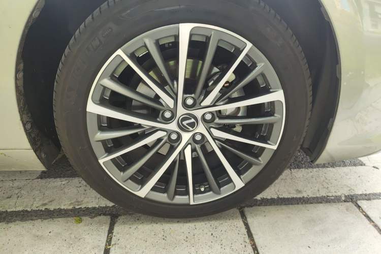 Used Lexus ES 2024 200 Premium Edition Right Front Wheel Hub