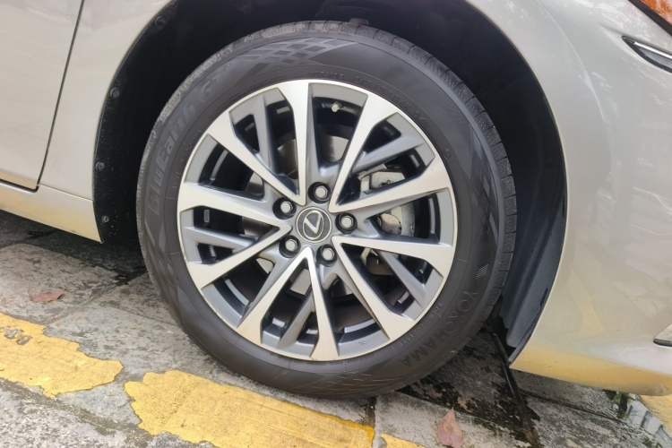 Used Lexus ES 2024 200 Premium Edition Right Front Wheel Hub