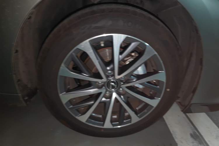 Used Lexus ES 2024 200 Premium Edition Right Front Wheel Hub