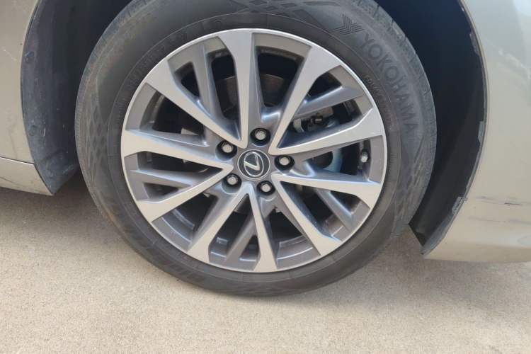Used Lexus ES 2024 200 Premium Edition Right Front Wheel Hub