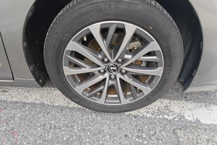 Used Lexus ES 2024 200 Premium Edition Right Front Wheel Hub