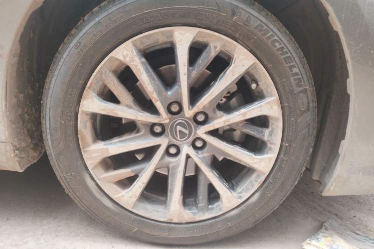 Used Lexus ES 2024 200 Premium Edition Right Front Wheel Hub