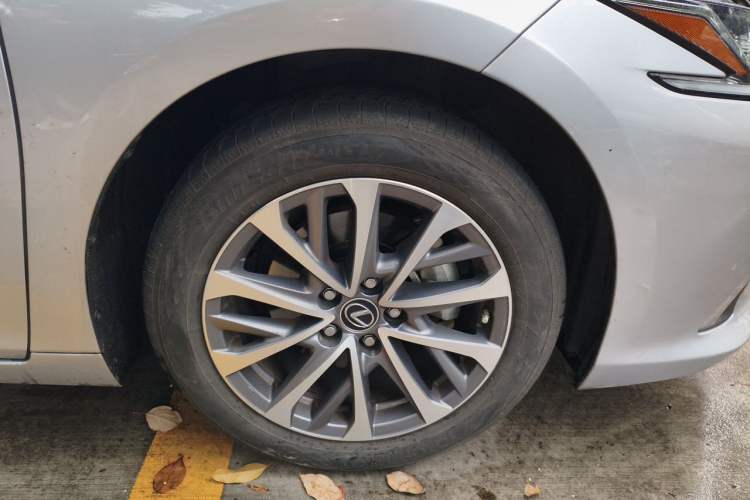 Used Lexus ES 2024 200 Premium Edition Right Front Wheel Hub