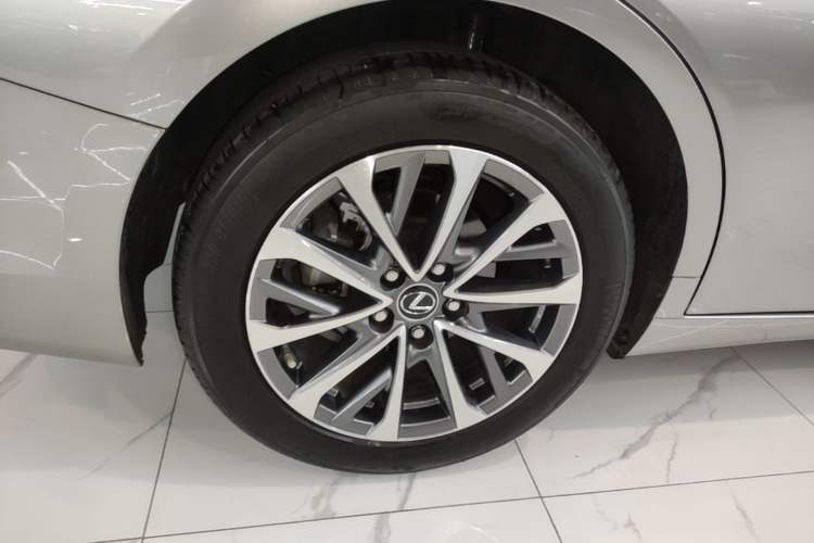 Used Lexus ES 2024 200 Premium Edition Right Rear Wheel Hub