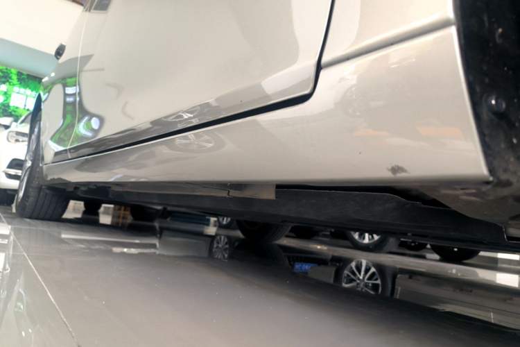 Used Lexus ES 2024 200 Premium Edition Right Side Sill