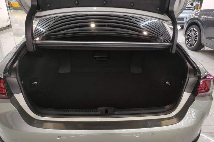 Used Lexus ES 2024 200 Premium Edition Trunk