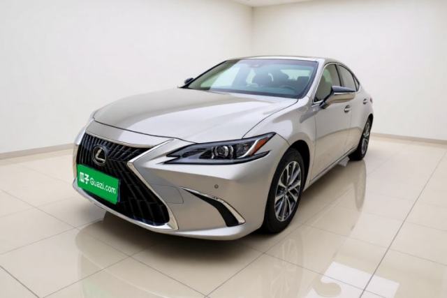 Ojetý Lexus ES 2024 200 Premium Edition