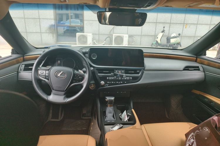 Used Lexus ES 2024 200 Premium Edition Center Console
