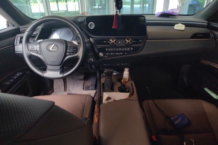 Used Lexus ES 2024 200 Premium Edition Center Console