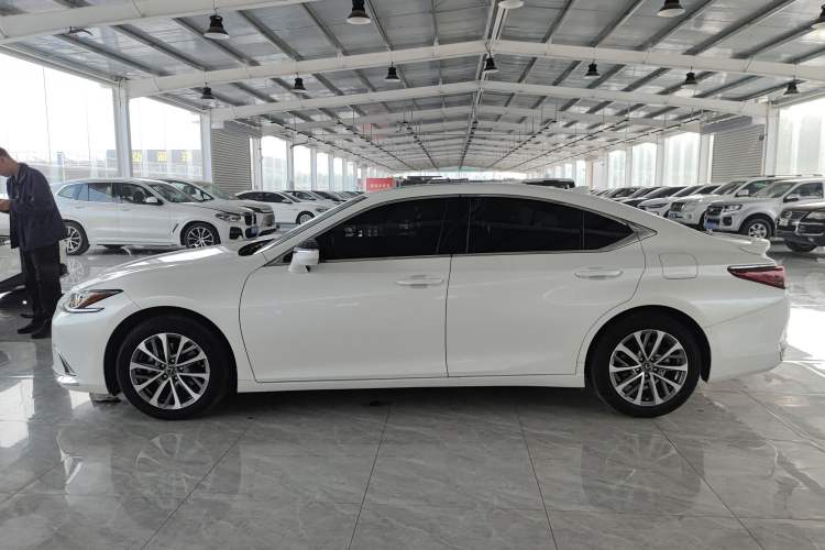 Used Lexus ES 2024 200 Premium Edition Exterior 3