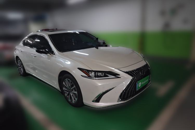 Used Lexus ES 2024 200 Premium Edition Front Right 45 Deg