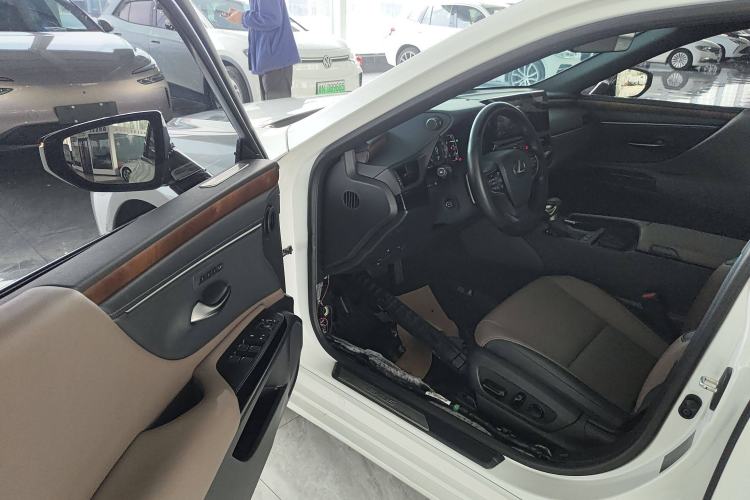 Used Lexus ES 2024 200 Premium Edition Interior 3