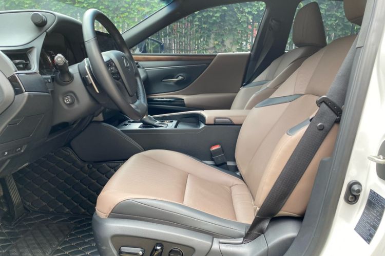 Used Lexus ES 2024 200 Premium Edition Interior 4