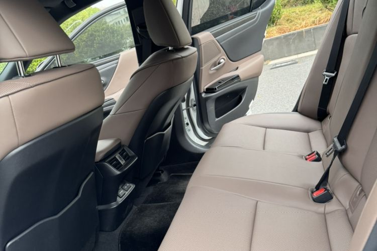 Used Lexus ES 2024 200 Premium Edition Interior 4