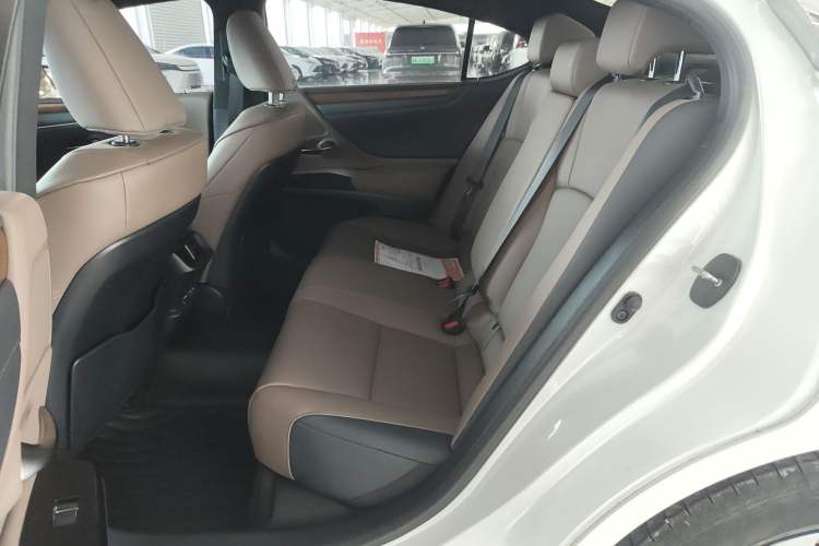 Used Lexus ES 2024 200 Premium Edition Interior 4