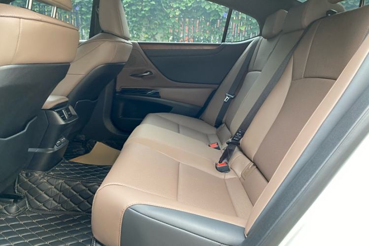 Used Lexus ES 2024 200 Premium Edition Interior 5